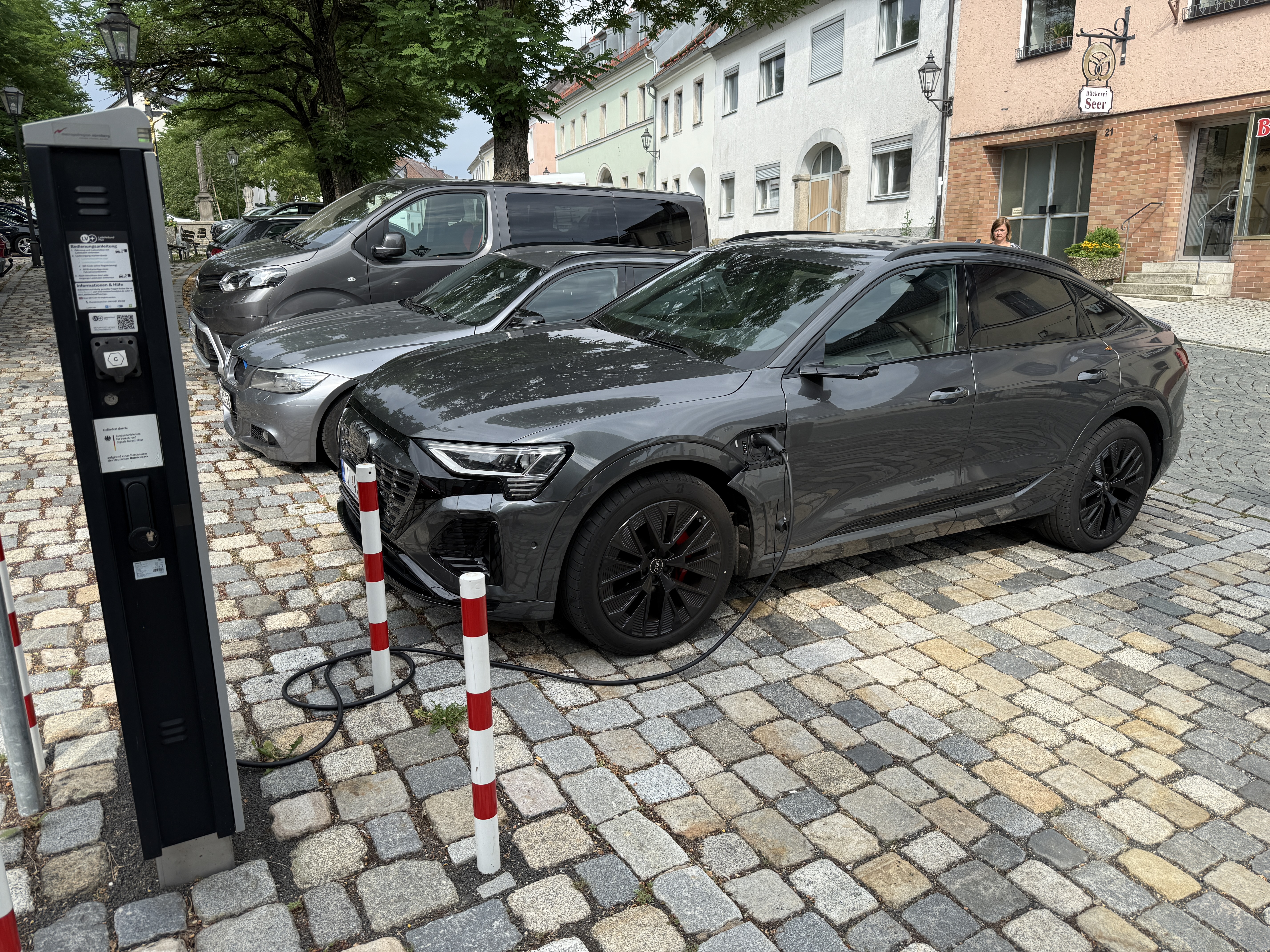 Audi Q8 E-tron gyorstöltés ellenőrzése utcai töltőn