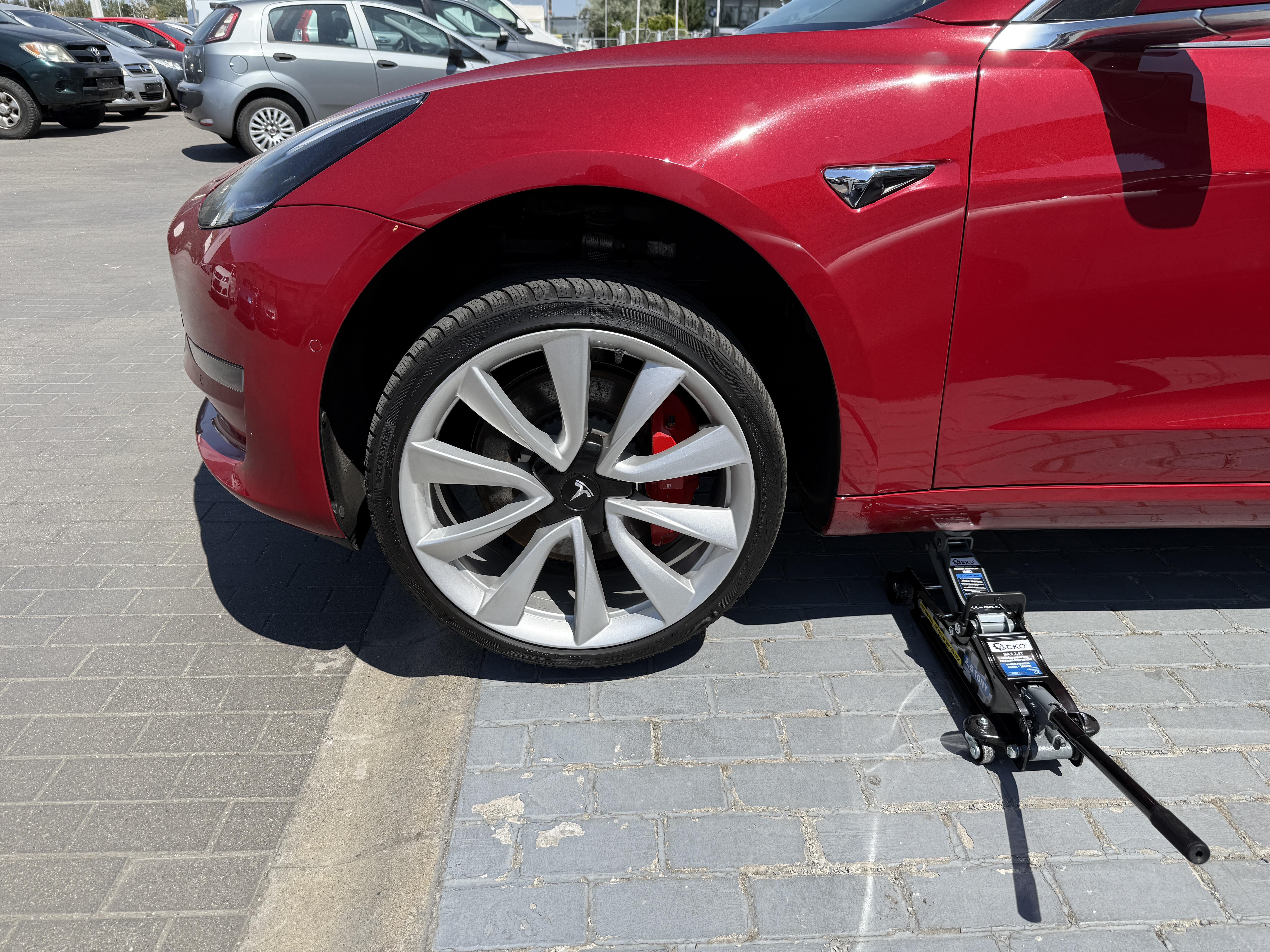 Tesla Model 3 első futómű ellenőrzése a helyszínen átvizsgáláskor