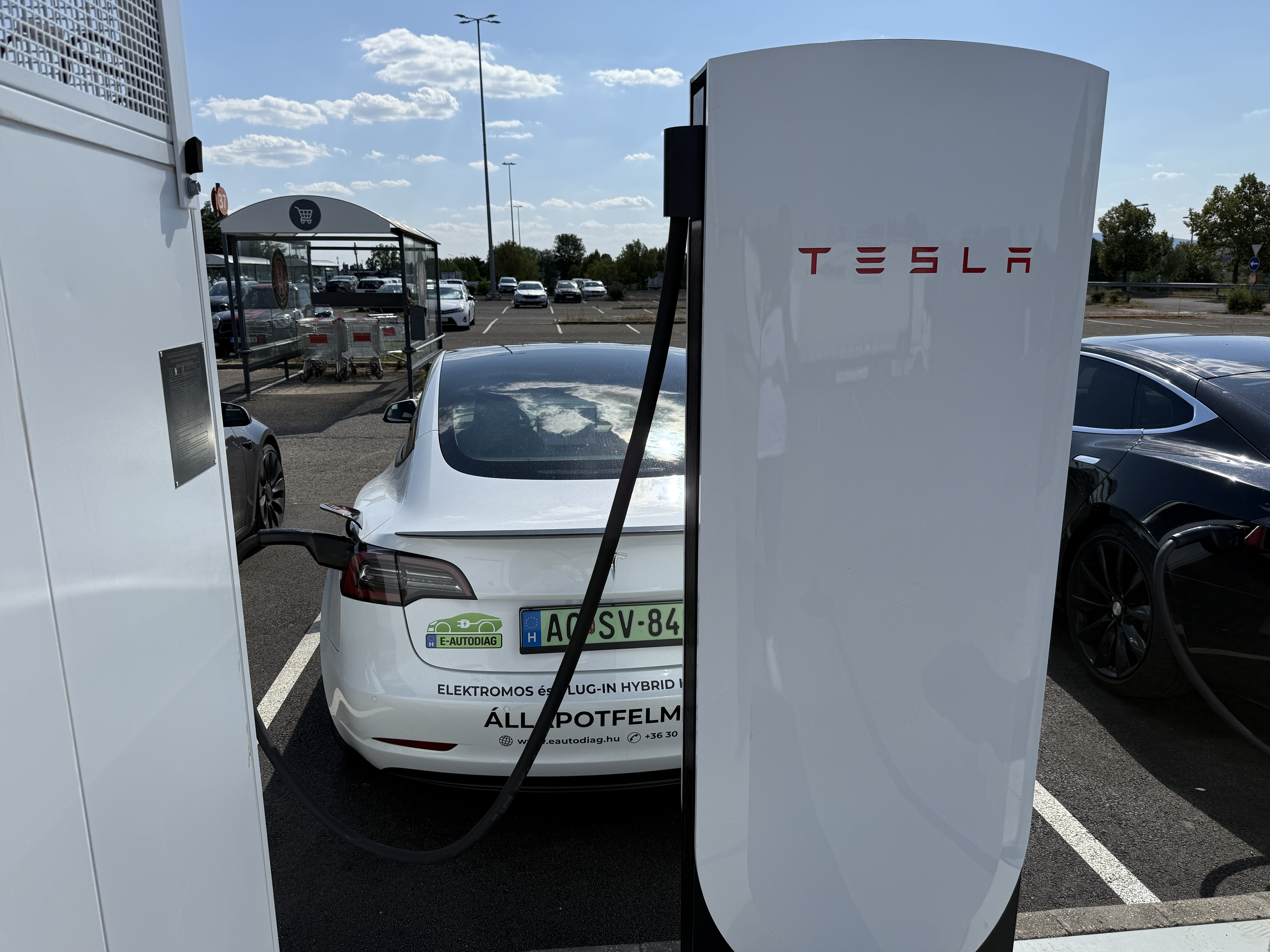 Útközben a fóti Supercharger-en